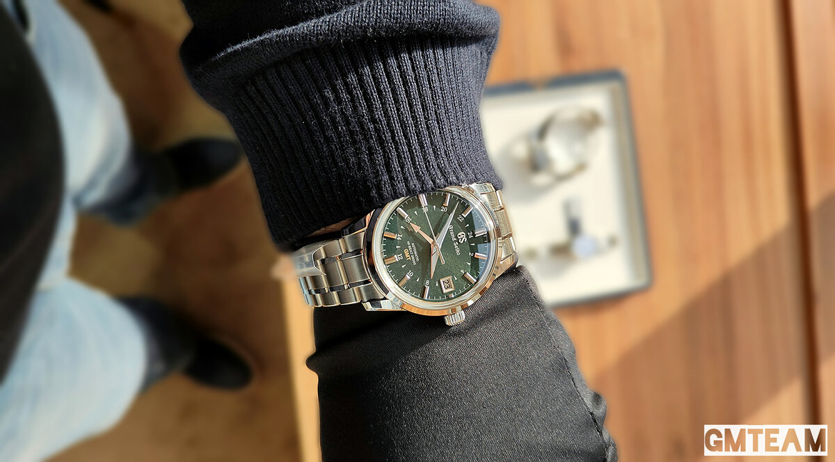 Циферблат насыщенного зеленого цвета, обладающий уникальной текстурой символизирует сочную зеленую листву, а изящные акценты оттенка розового золота передают цветение вишнёвых деревьев.