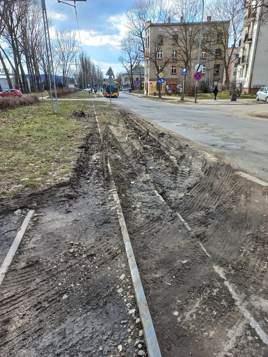 Трамвайная трасса на ул. Сребжиньска, закрыта меньше месяца назад из-за ремонта соседней ул. Легионов. Уход рельсов - давнее воспоминание прошлых лет.