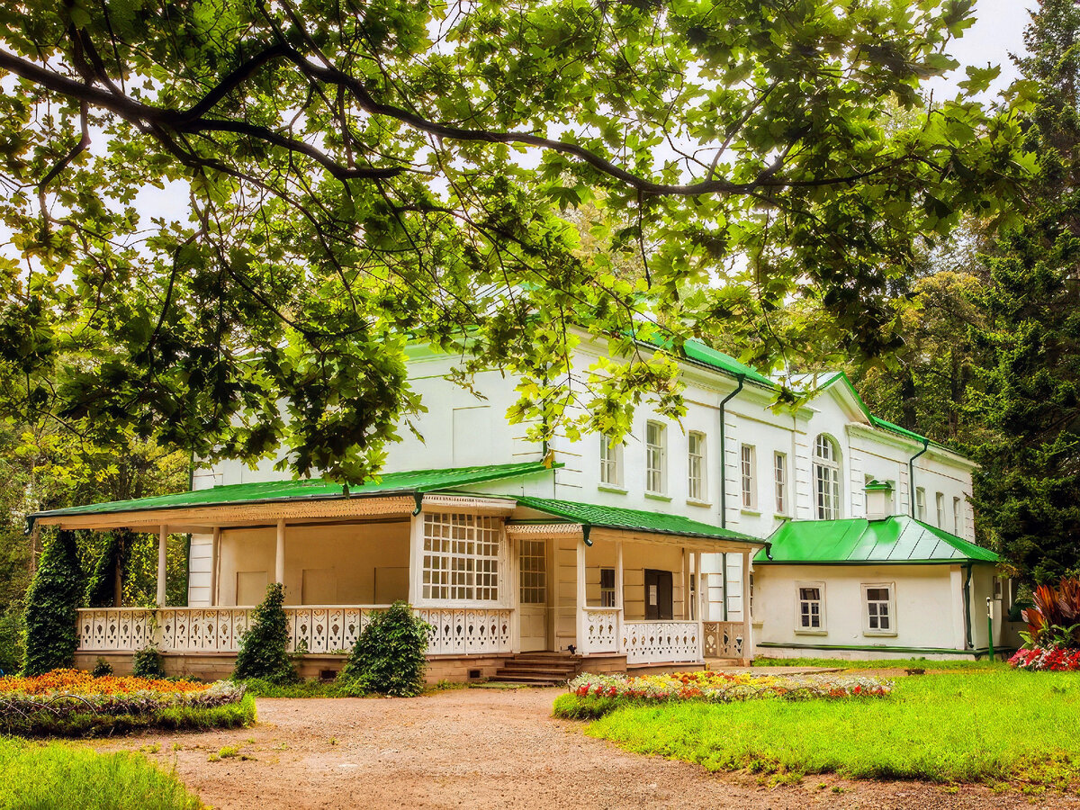 Родовое имение толстого называется ясная поляна