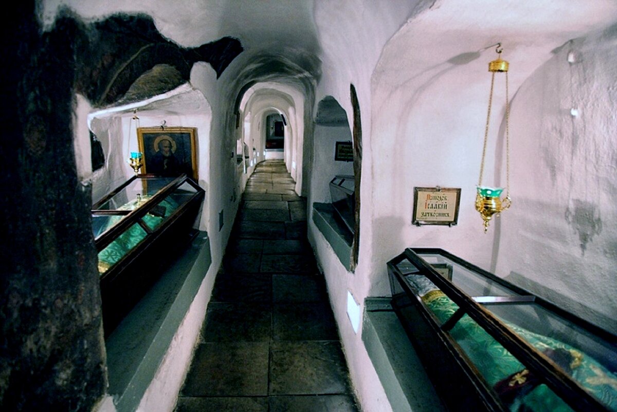 Автор и правообладатель данного изображения: https://tourpedia.ru/st-sophia-lavra/киево-печерская-лавра-коридор-в-пещер/