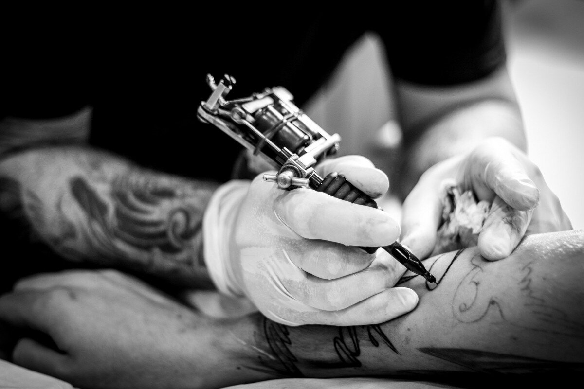 Художник похищает модель чтобы сделать тату на ее теле
