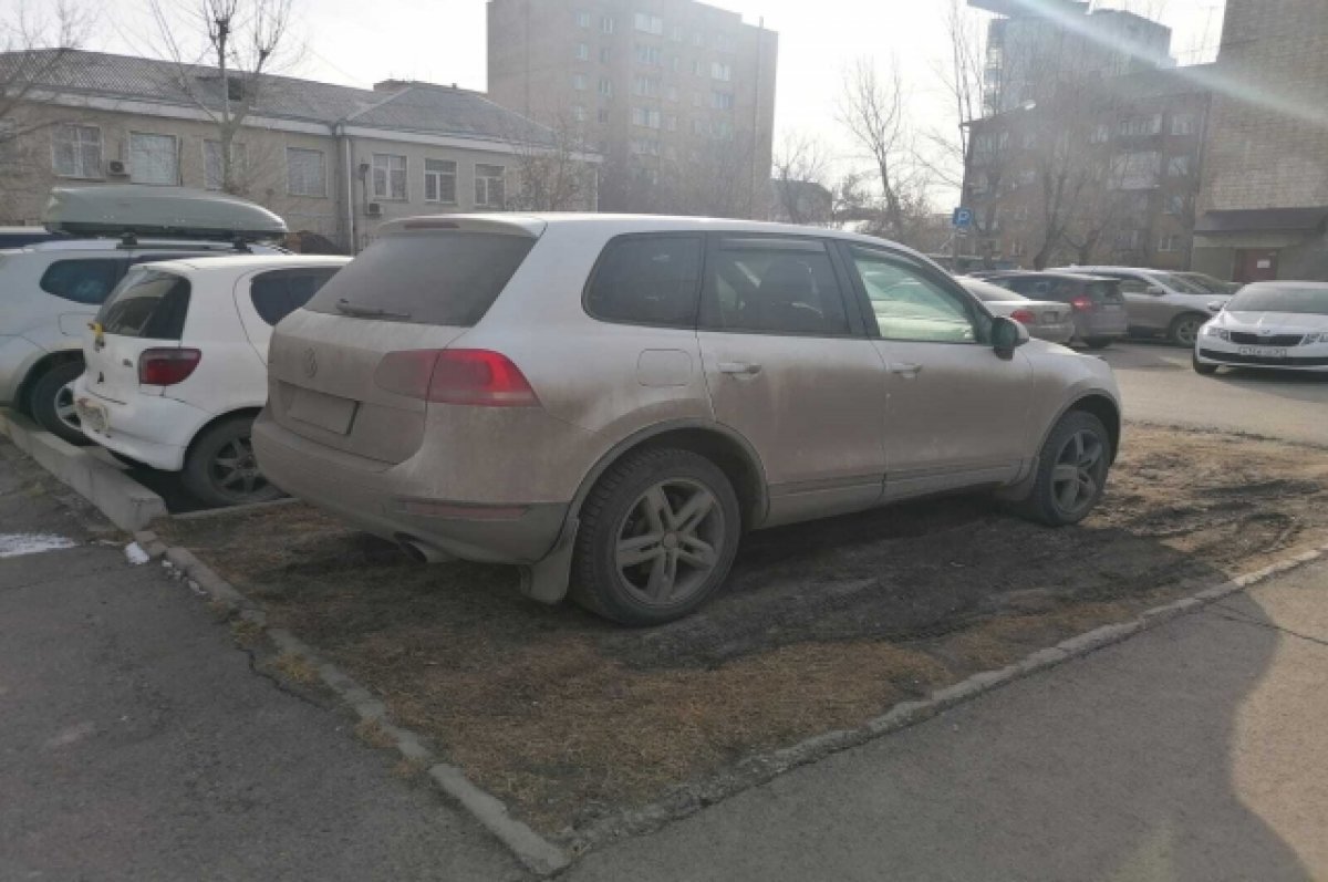    «Дозор-МП» автоматически фотографирует припаркованный на газоне автомобиль.
