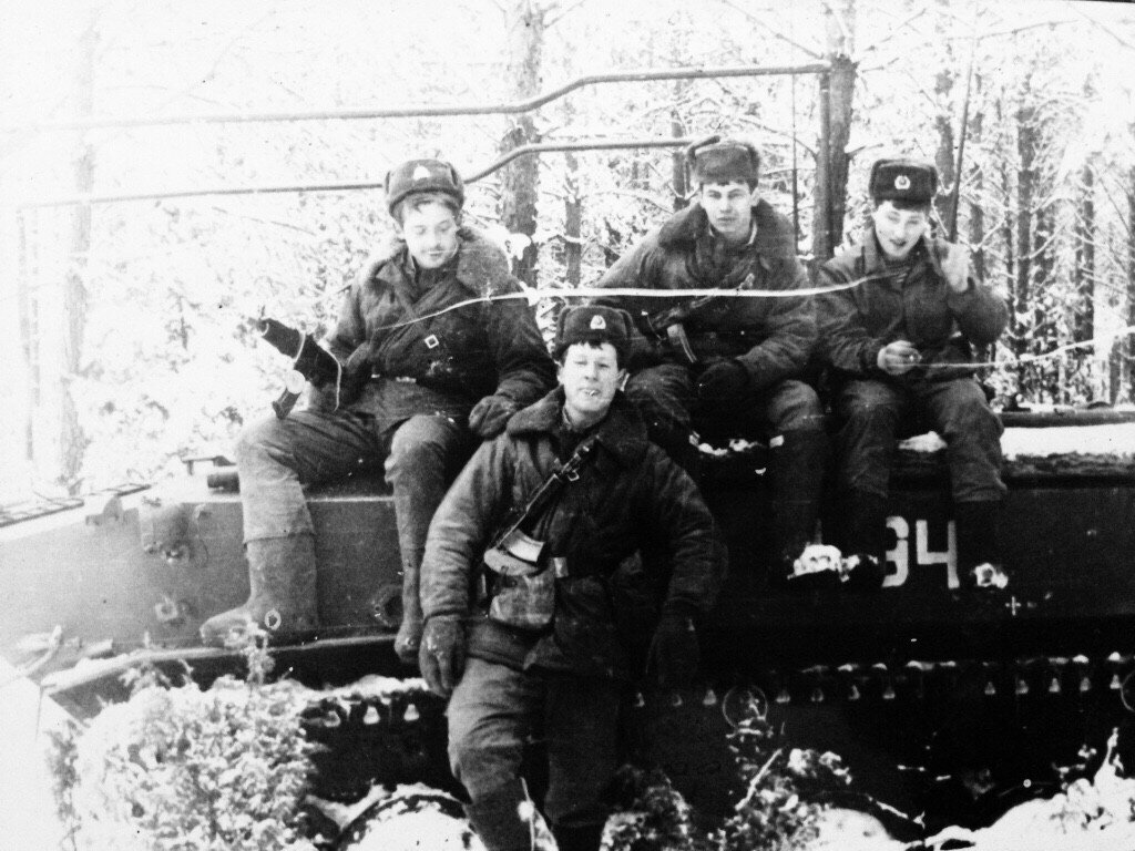 Гоже-Пореченский полигон,слева направо мои дембеля Космачев,Енов,Иванов и весенник Карпов