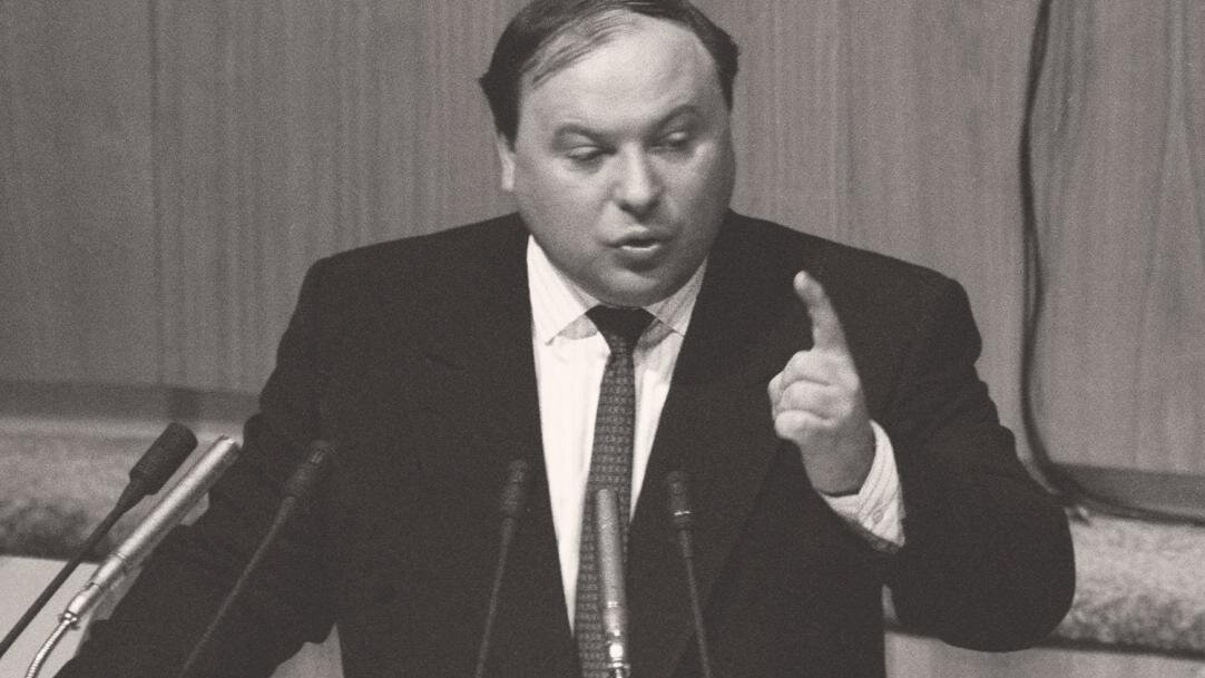 Основная цель младореформаторов в начале 90-х, это строительство новых институтов власти. На сколько успешно они справились с задачей - вопрос дискуссионный.