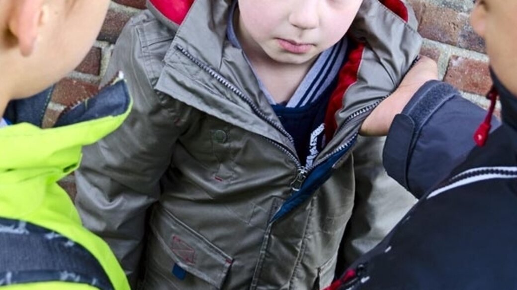 Гопники уголовники. Избитый ребенок в школе. Несовершеннолетние дети. Макс корж на гитаре без баррэ. Ванесса хадженс отвязные каникулы.