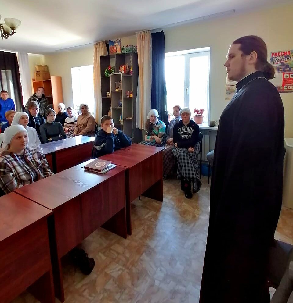 Во время урока в воскресной школе при Храме Покрова Пресвятой Богородицы в с. Анучино, Приморский край.