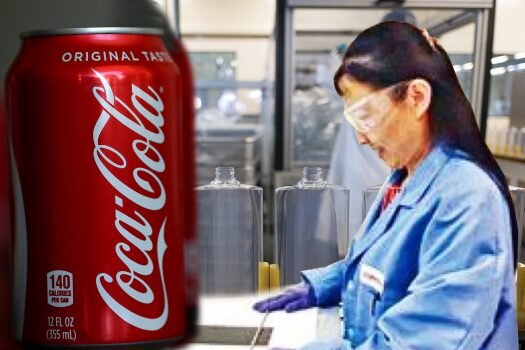 Ю Сяоронг, бывший главный инженер компании Coca-cola, была обвинена в краже коммерческих секретов на сумму $119,6 млн. (Getty Images, Weibo/composed by The Epoch Times)