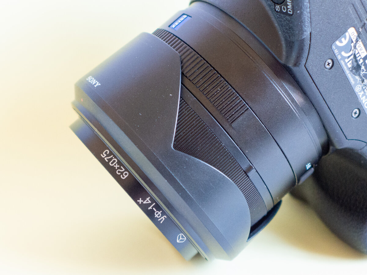 Советский фильтр УФ-14х 62х0.75 на объективе Sony RX10