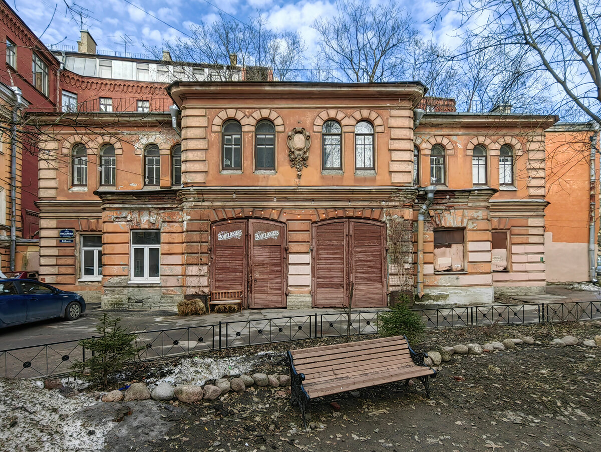 Американский магазин в старом каретном сарае. В Петербурге можно встретить  и такое... заглянем внутрь... | Олег Еверзов | Дзен