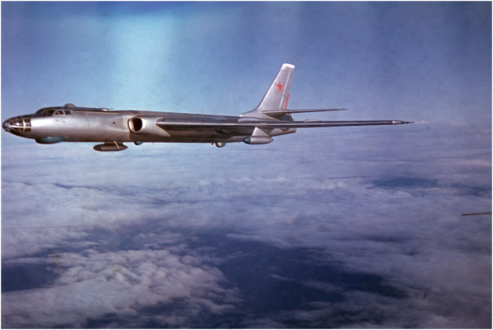 В качестве разведывательной аппаратуры на самолёте Ту-16Р использовалась штатная РЛС «Рубидий ММ-2», снабжённая приставкой ФАРЛ-1 для фотосъёмки радиолокационного изображения с индикатора РЛС.