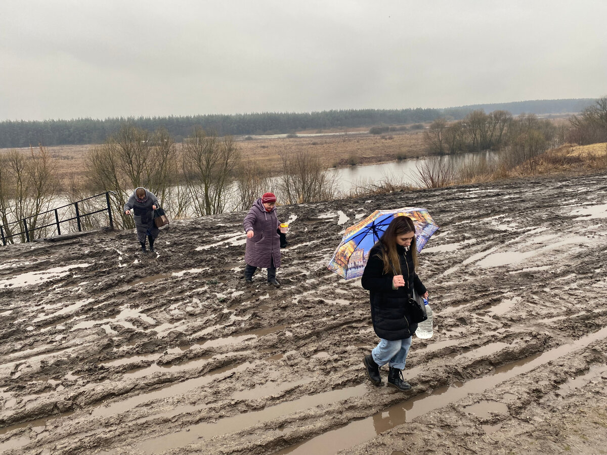 И к святому источнику не проехать, и к ФАПу не пройти: паломники и жители  Курского района требуют построить дорогу | Курские известия | Дзен