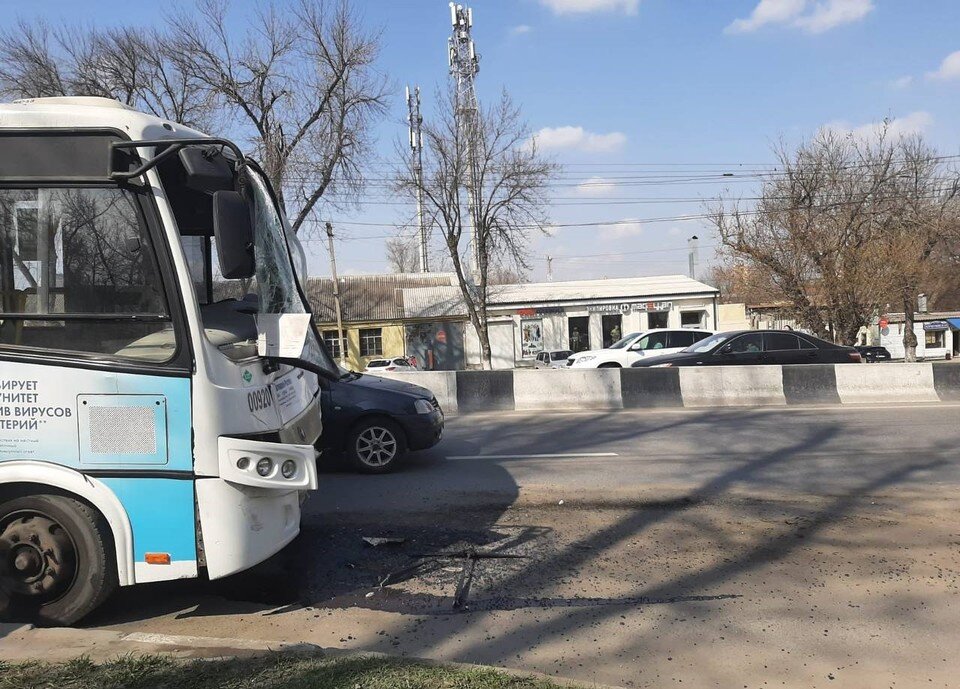     Пострадавших в ДТП доставили в больницу. Фото: отдел пропаганды ГИБДД по Ростовской области.
