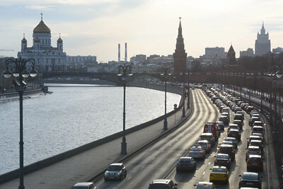    Кремлевская набережная в Москве ©Александр Манзюк РИАМО