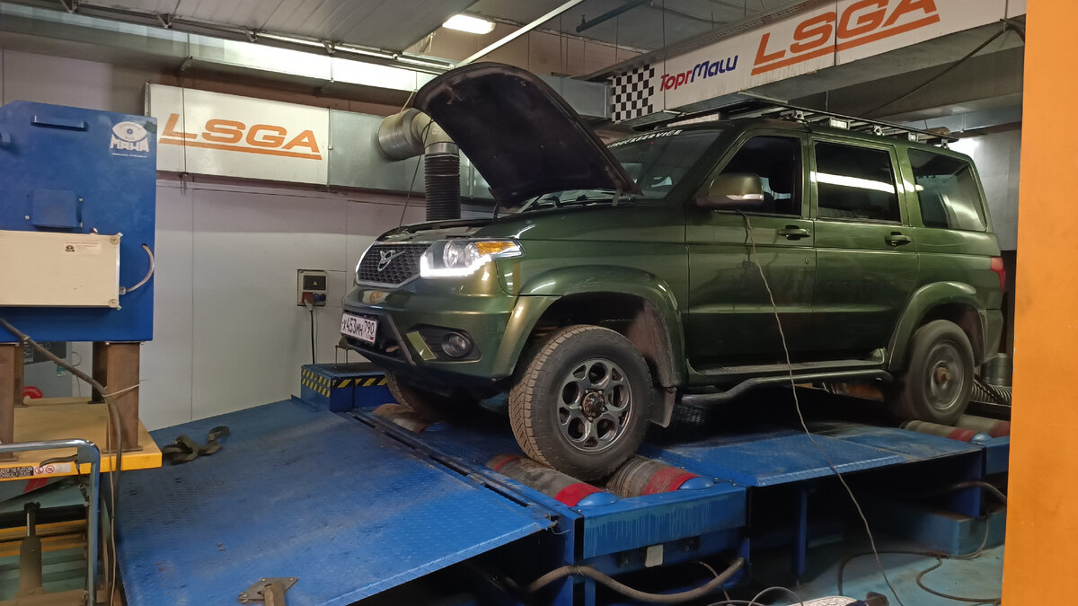 УАЗ Патриот на стенде.