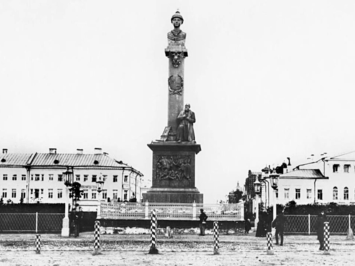 Памятник царю Михаилу Фёдоровичу и крестьянину Ивану Сусанину  