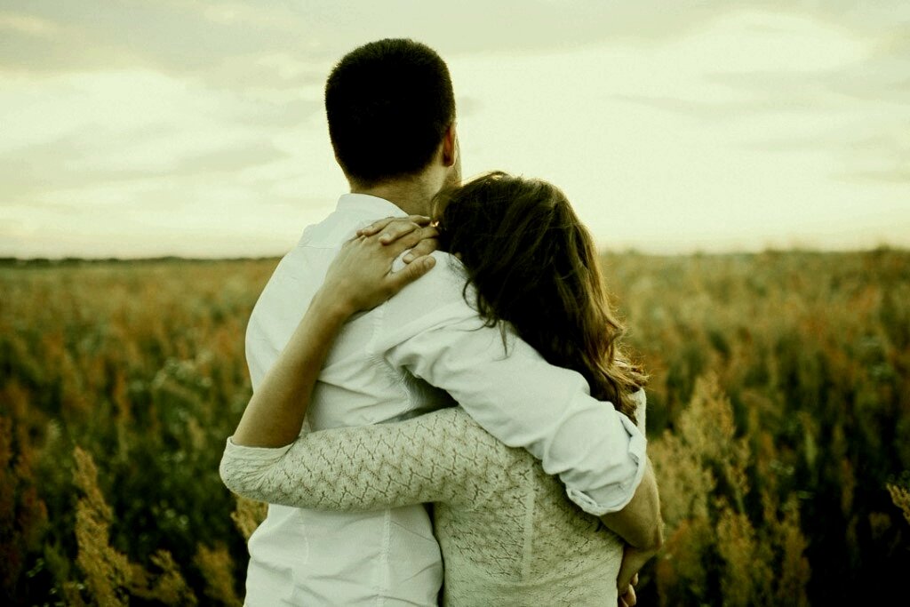 снится что обнимают со спины. спать в обнимку с любимым мужчиной. лежат в постели. обнимает в кровати. лежа в обнимку.