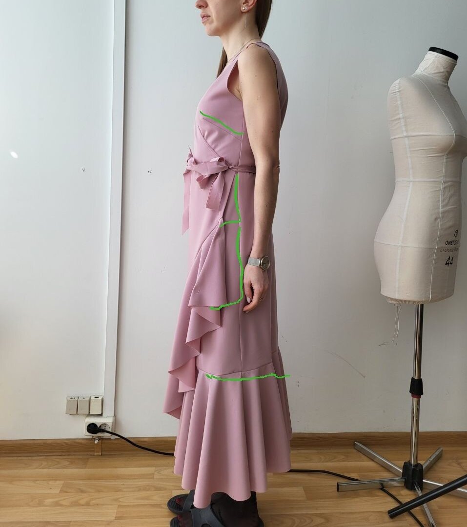 Вот эти зеленые линии, это то, что правится. Удлинить сзади, подправить линию бокового, изменить вытачку...