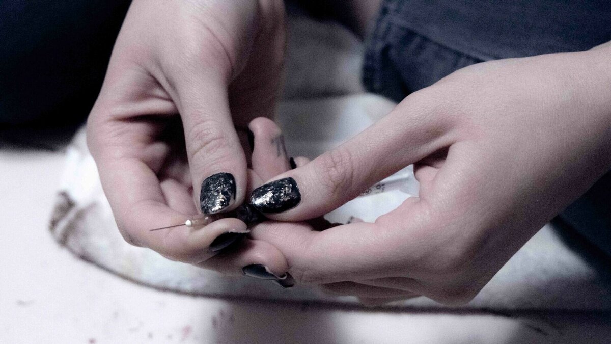     Тело мужчины обнаружили в подъезде жилого дома во Владивостоке. Рядом с ним лежал шприц — за дело взялся СК России по Приморскому краю.