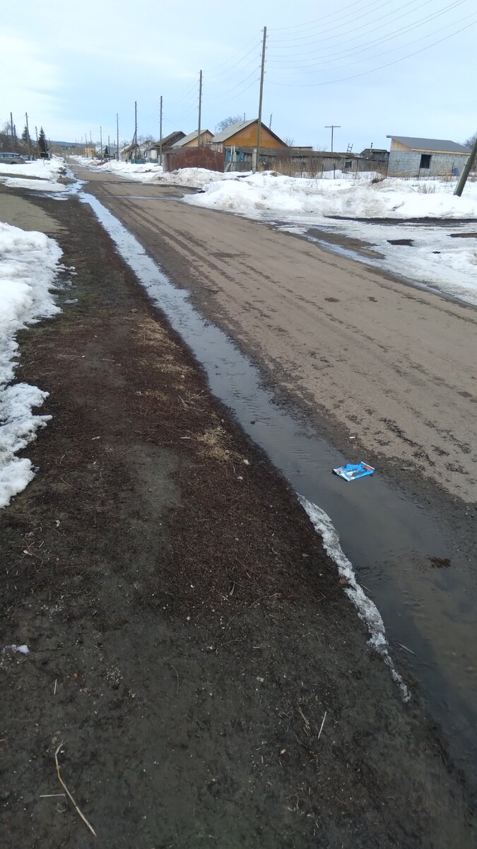 Даже ручеёк загрязняют🤦‍♀️