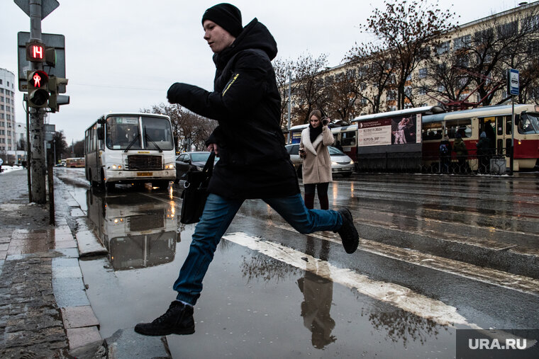    Несмотря на то, что Екатеринбург выглядеть серо, авторы ролика предлагают горожанам наслаждаться весной