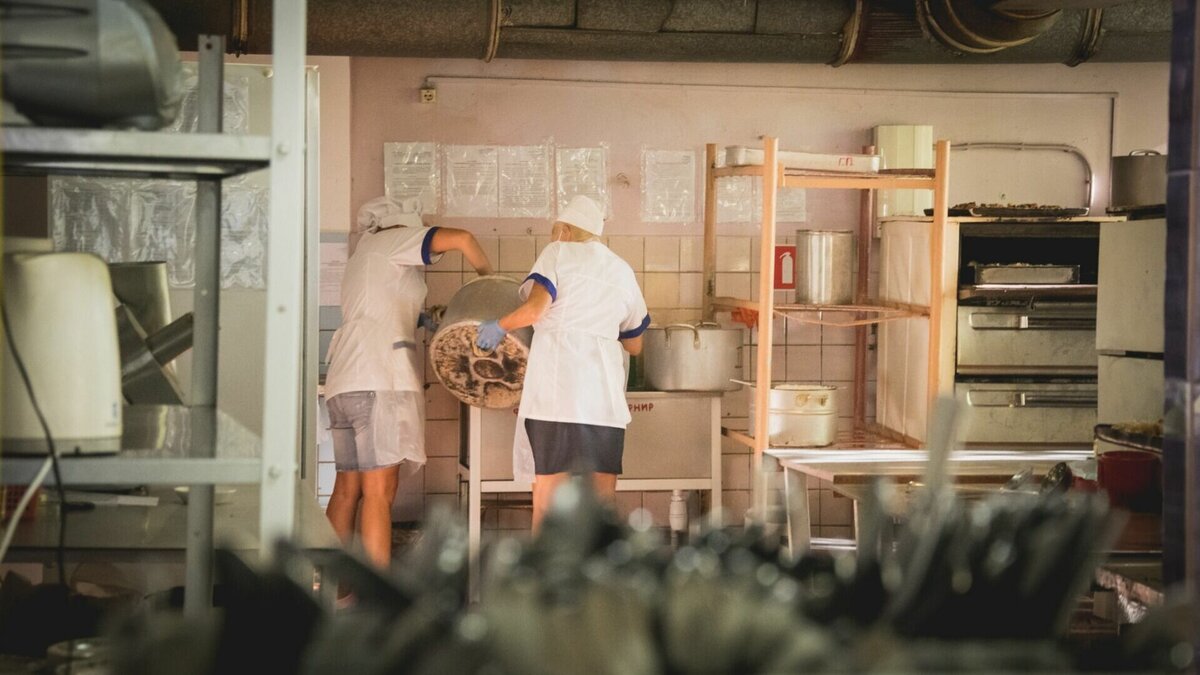     Прокуратура заставила волгоградских чиновников скорректировать порядок обеспечения бесплатным питанием детей-инвалидов. Вместо двухразового питания школьники получали лишь набор продуктов и не могли даже рассчитывать на денежную компенсацию.