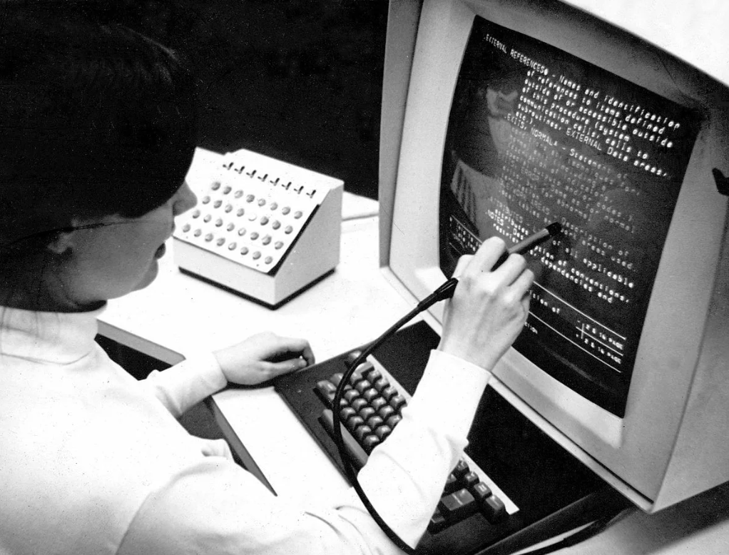 На большинстве снимков - дисплей IBM, но суть его работы та же, что и с отечественными экранами