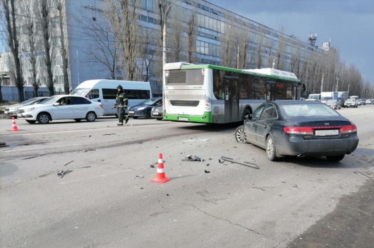    ДТП с 4 авто в Воронеже: погибла женщина и четыре человека пострадали