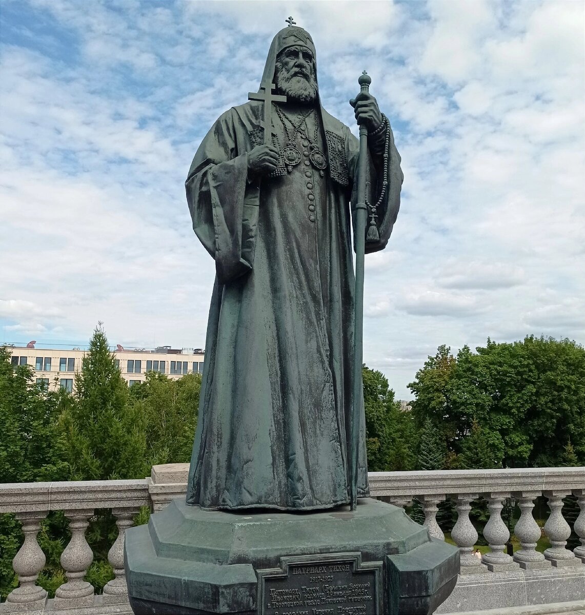 Памятник Патриарху Тихону  (фото автора)