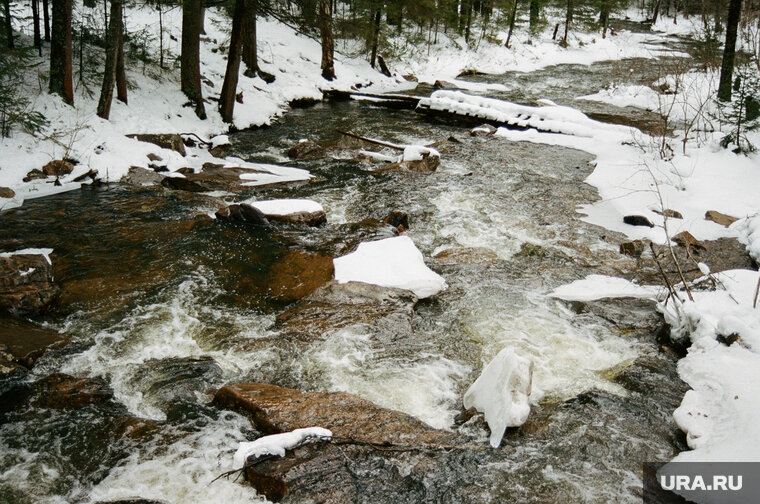    Во многих местах теперь вместо льда открытые участки воды