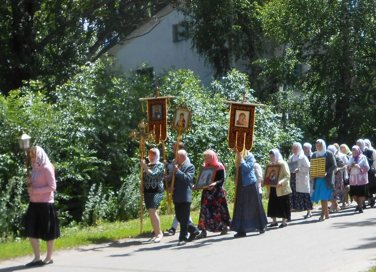 Верующие села Рощино на крестном ходе