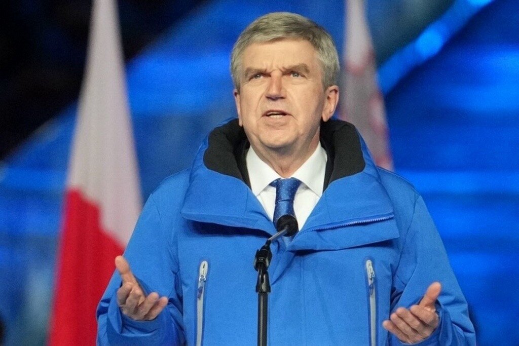 Глава Международного олимпийского комитета Томас Бах выступил за возвращение российских спортсменов на международные соревнования.

«Идея участия спортсменов с российскими и белорусскими паспортами в международных соревнованиях работает. Мы видим это почти каждый день в ряде видов спорта: в теннисе, велоспорте, на некоторых соревнованиях по настольному теннису.

Мы видим это в хоккее, гандболе, футболе и в лигах в США, но также и в Европе и на других континентах. Ни на одном из этих соревнований не было инцидентов, связанных с безопасностью.

Правительства, на территории которых проходят соревнования, выдают визы российским и белорусским спортсменам за очень немногими исключениями, а в некоторых странах этим спортсменам даже выдают разрешения на работу.

Мы не сможем найти решение, которое устраивало бы всех. С этим нам, возможно, придется смириться», – приводит слова Баха «Reuters».

Исполком МОК должен решить вопрос о возвращении российских и белорусских спортсменов на международные соревнования, а также об условиях их допуска. Ранее ряд стран выступил против такого решения, однако МОК проводил консультации со всеми участниками олимпийского движения.