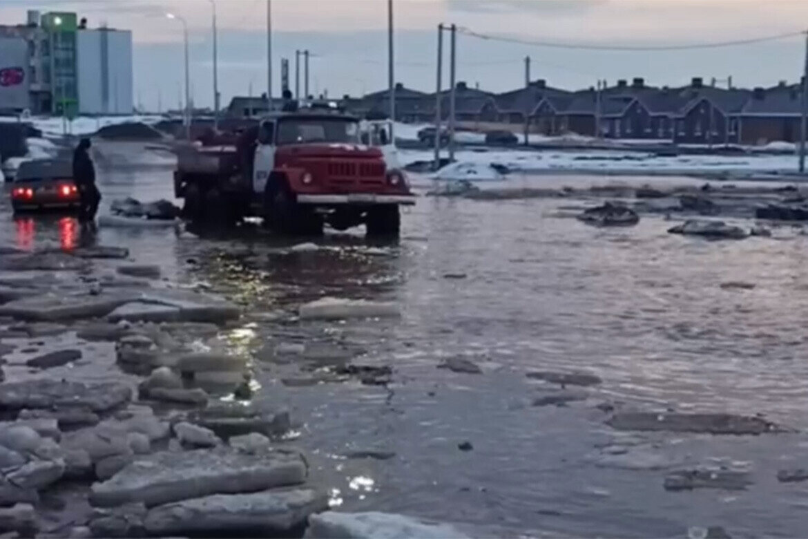 С наступлением весны жилые массивы в Куюках – пригороде Казани – затапливает так, что вместо дорог к садику и школе образуется озеро, или, как его называют местные жители, море из талых вод. Фото: скрин видео
