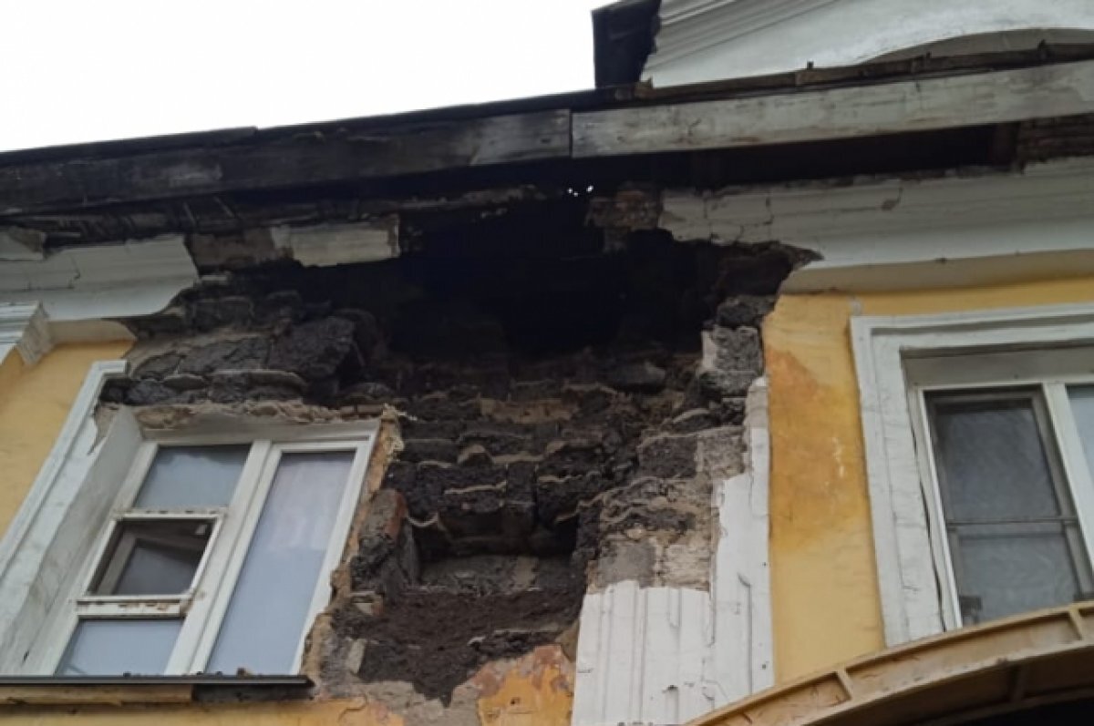    Обрушение фасада произошло на площади 5 квадратных метров.