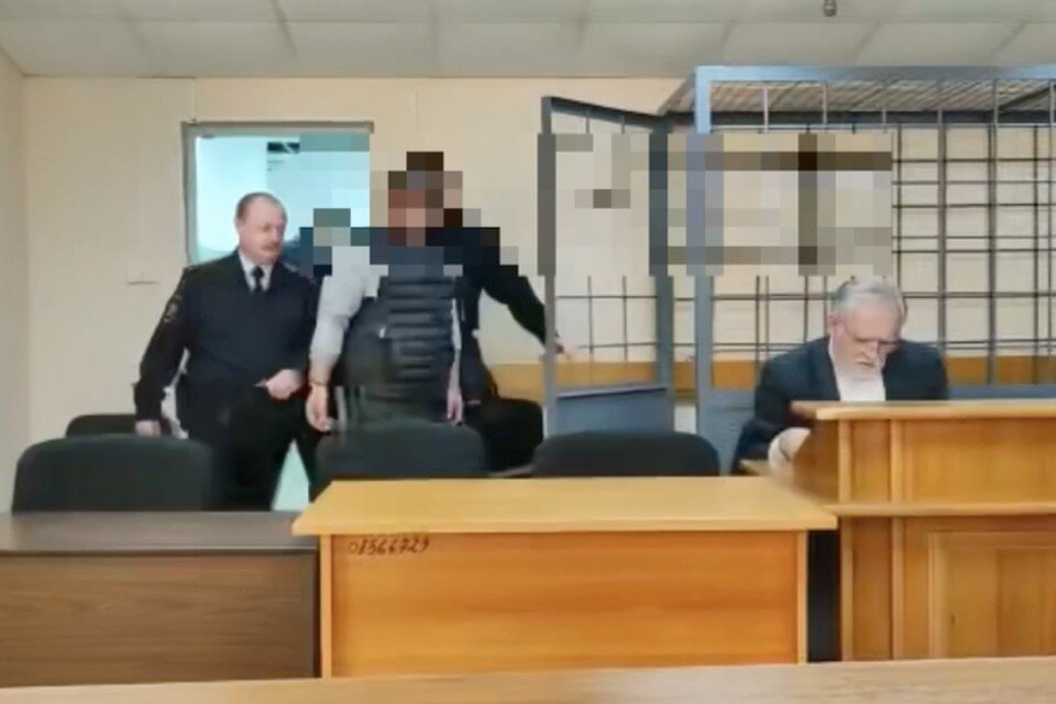     Когда Лейла пыталась забрать телефон назад, опьяненный ревностью мужчина ударил ее ножом  Скриншот с видео