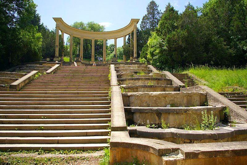 Каскадная лестница кисловодск. Курортный парк Кисловодск каскадная лестница. Колоннада каскадной лестницы Кисловодск. Кисловодский парк лестница. Парк колоннада в Кисловодске.