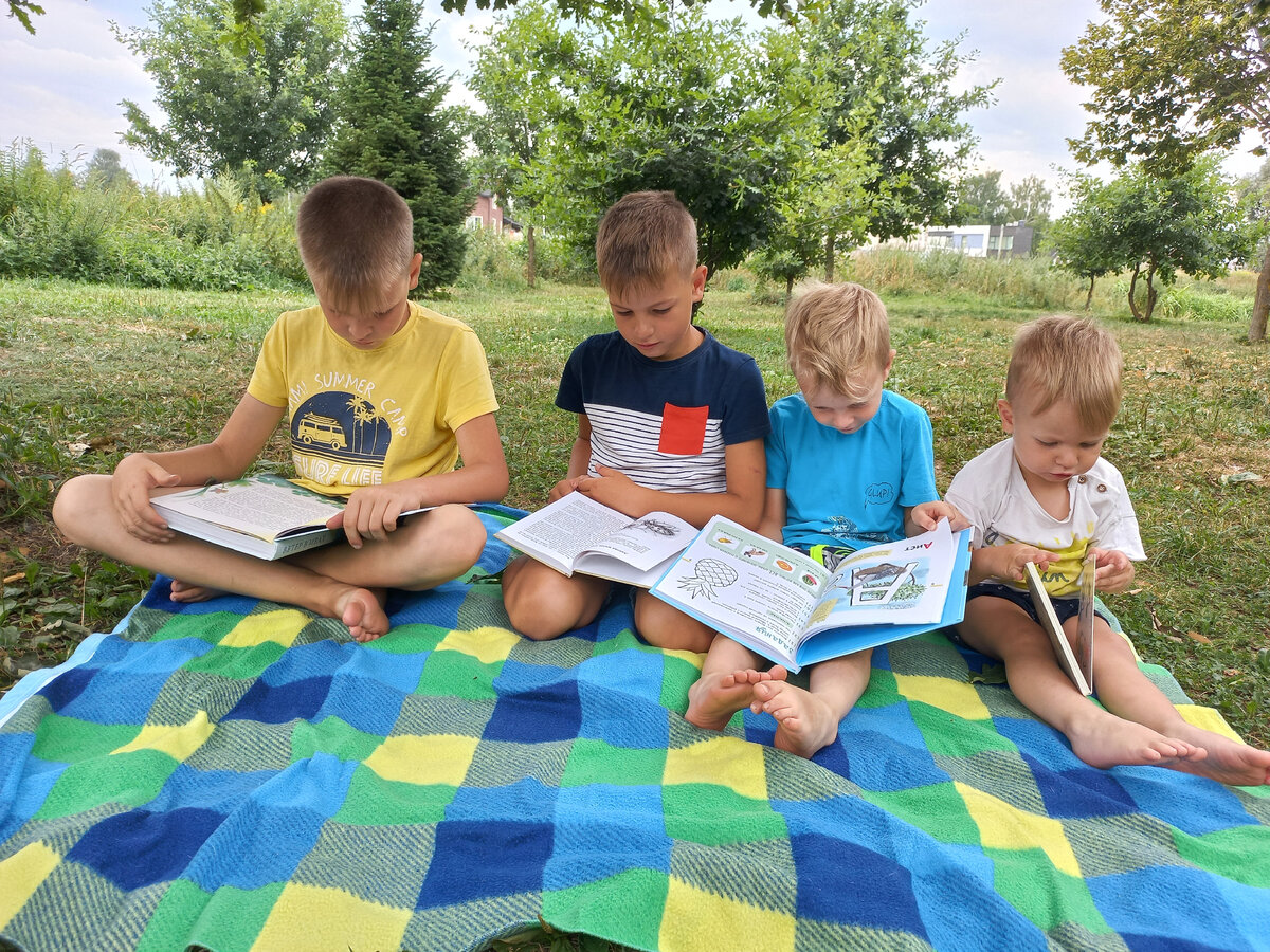 Фото двухлетней давности. Нет ничего прекраснее для меня, чем читающий ребенок.