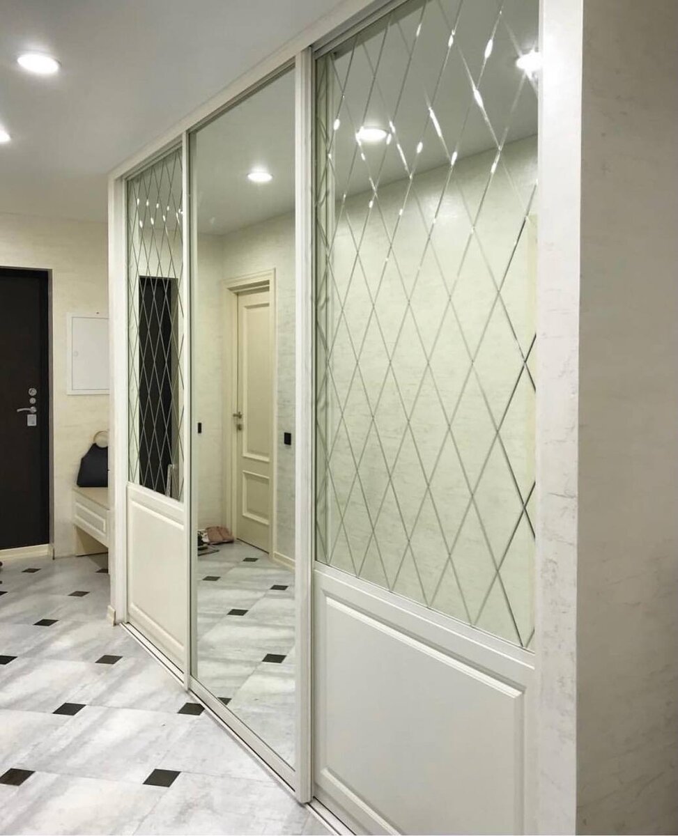 Шкаф-купе с зеркальными фасадами в виде ростового зеркала в центральной части шкафа и двух зеркальных вставок в виде панно на боковых дверцах шкафа