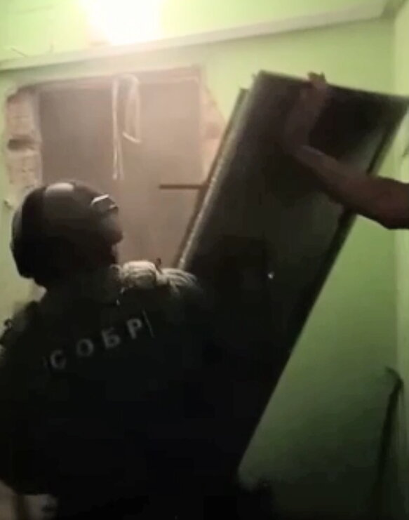 СОБР выламывает дверь в квартиру Белоусова. Кадр: пресс-служба ГУВД по Петербургу