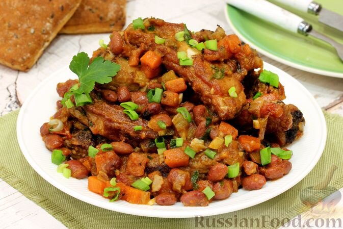 рёбрышки свиные, фасоль консервированная, помидоры, лук репчатый, морковь, сельдерей черешковый, масло растительное, чеснок, зелень петрушки, соль, перец чёрный молотый