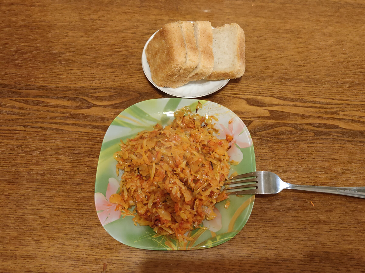 После приготовления салата осталось у меня около 1 кг свежей капусты, и я решил её пожарить, а заодно поделиться рецептом вкусной жареной капусты с консервированными томатами (помидорами). Почему консервированными? Да потому, что свежие (тепличные) помидоры зимой - это не томаты, а кладезь нитратов и пестицидов - ни вкуса, ни пользы! Как вариант, можно ещё использовать томатную пасту, но иногда такая попадётся, что не только не улучшит вкус у капусты, а наоборот испортит его. Я использовал итальянские измельчённые (пульпа) томаты "Мутти" с базиликом, что придало блюду дополнительный вкус и аромат. Можно использовать любые консервированные томаты в собственном соку (измельчённые или резаные), и по желанию добавлять свои любимые специи и травы!