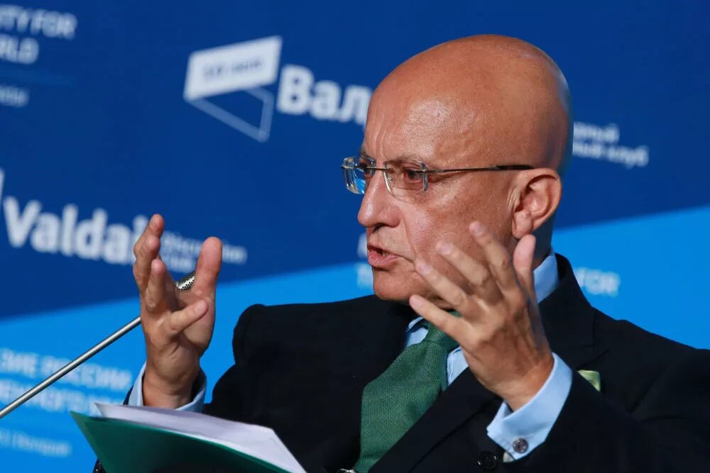 Сергей Караганов. Однажды он сказал: в архангельской глуши жил крестьянин со странной фамилией. Это был мой отец.  Яндекс-картинки.