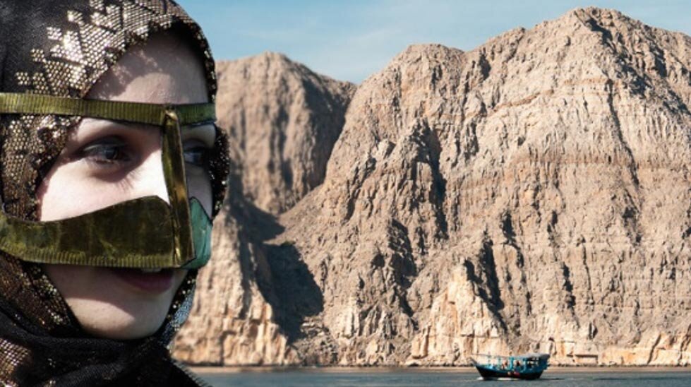 Баттула - вуаль и золотая маска, которые традиционно носят женщины-шихухи похожи на золотые маски и вуаль, которые носят в Южном Иране, Хор Аш Шам, полуостров Мусандам, Оман. ( CC BY-SA 3.0. З).