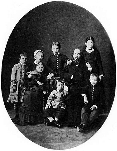 Семья Ульяновых (фото 1879 года). Стоят (слева направо): Ольга (8 лет), Александр (13 лет), Анна (15 лет). Сидят (слева направо): Мария Александровна (44 года) c дочерью Марией (1 год) на руках, Дмитрий (5 лет), Илья Николаевич (48 лет), Владимир (9 лет)