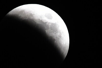    Луна во время затмения во Владивостоке ©Виталий Аньков РИА Новости