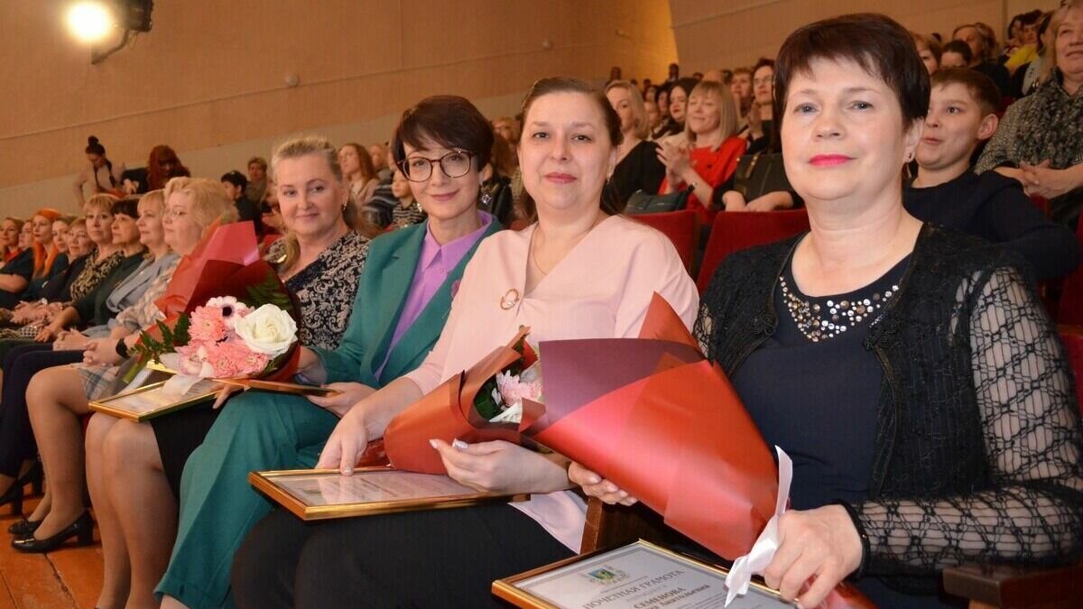     Во Дворце творчества детей и молодёжи города Юности прошло торжественное открытие Года педагога и наставника.