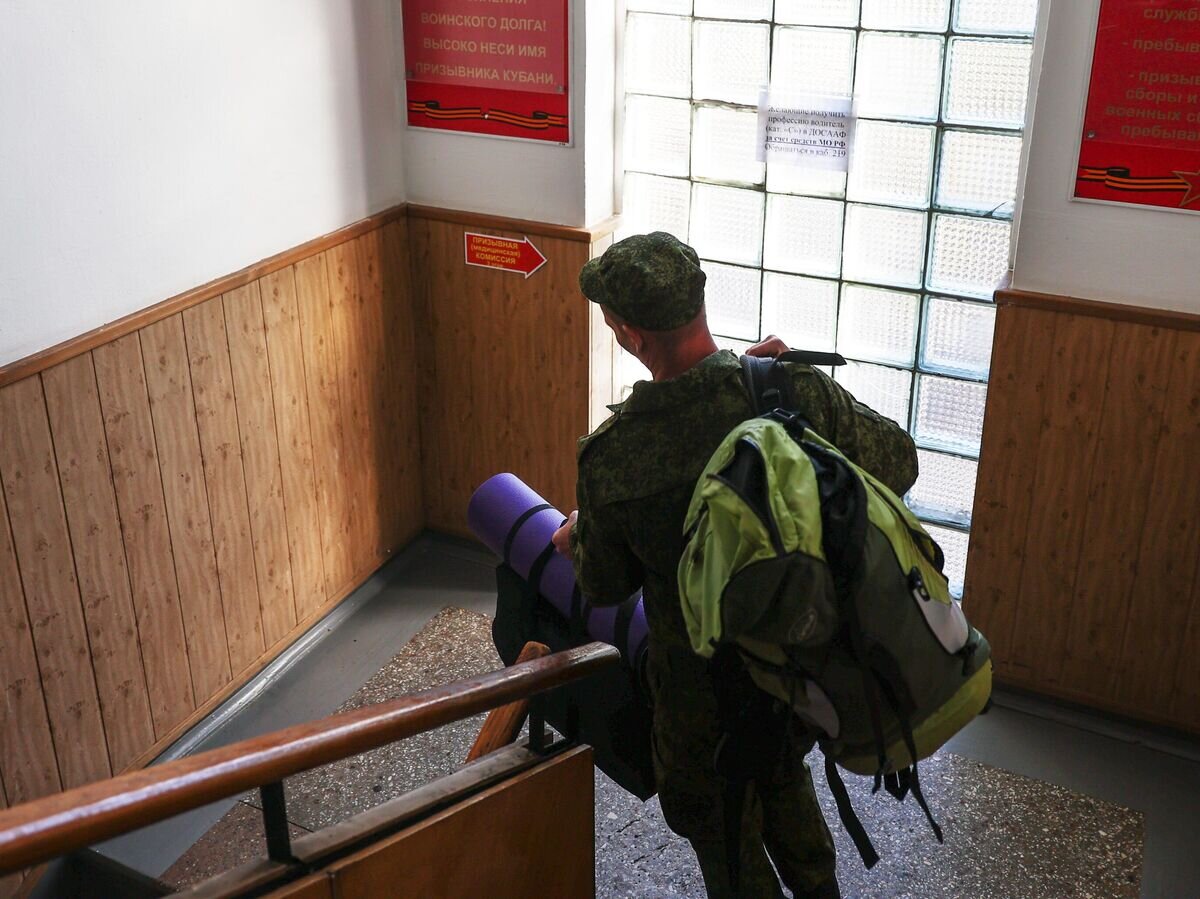    Мужчина, призванный на воинскую службу в ходе частичной мобилизации, в военном комиссариате Краснодара© РИА Новости / Виталий Тимкив