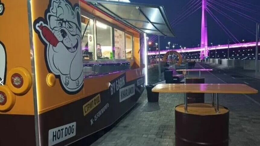     В Тюмени на продажу выставлены несколько фудтраков. Стоимость бизнеса «на колесах» — от 2 миллионов 750 тысяч рублей до 3 миллионов 300 тысяч рублей.