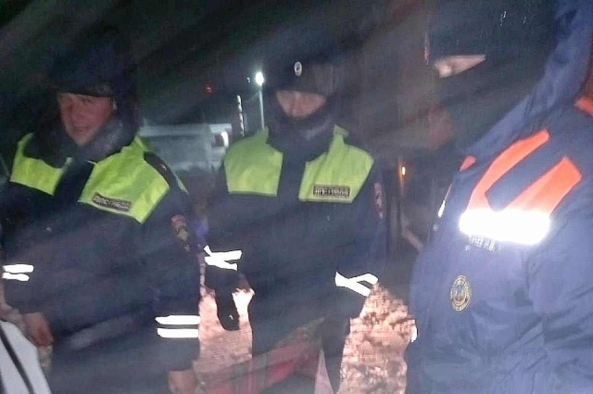    На Дону полицейские на руках вынесли из снежного плена мужчину с инсультом