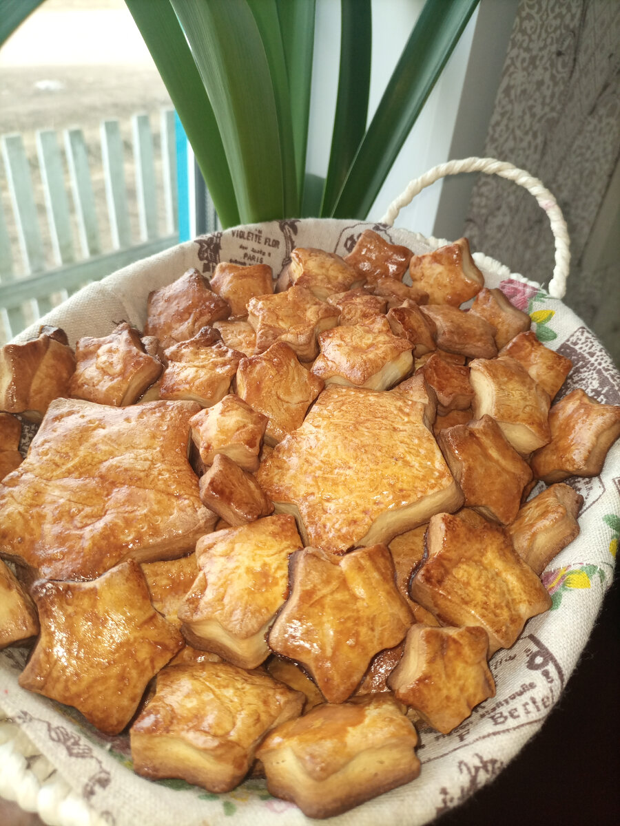 Коржики молочные из советского школьного буфета. Думаю, что многие вспомнят такие коржи. 