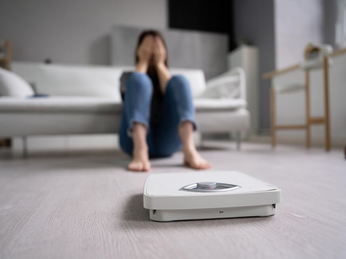    Расстроенная девушка после взвешивания © iStock.com / AndreyPopov